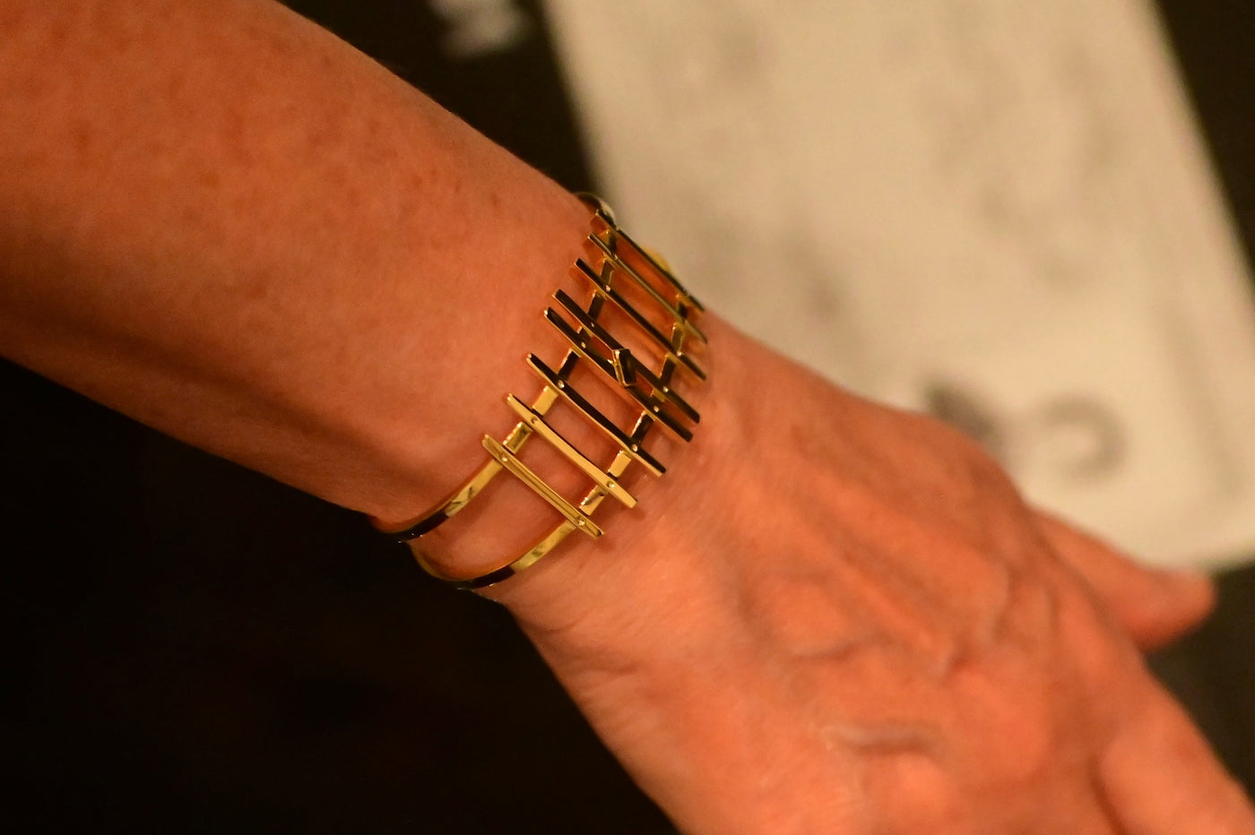Bracelete Porteira usado no lançamento da Coleção Minas Gerais - evento Abigail Roiz no Inhotim