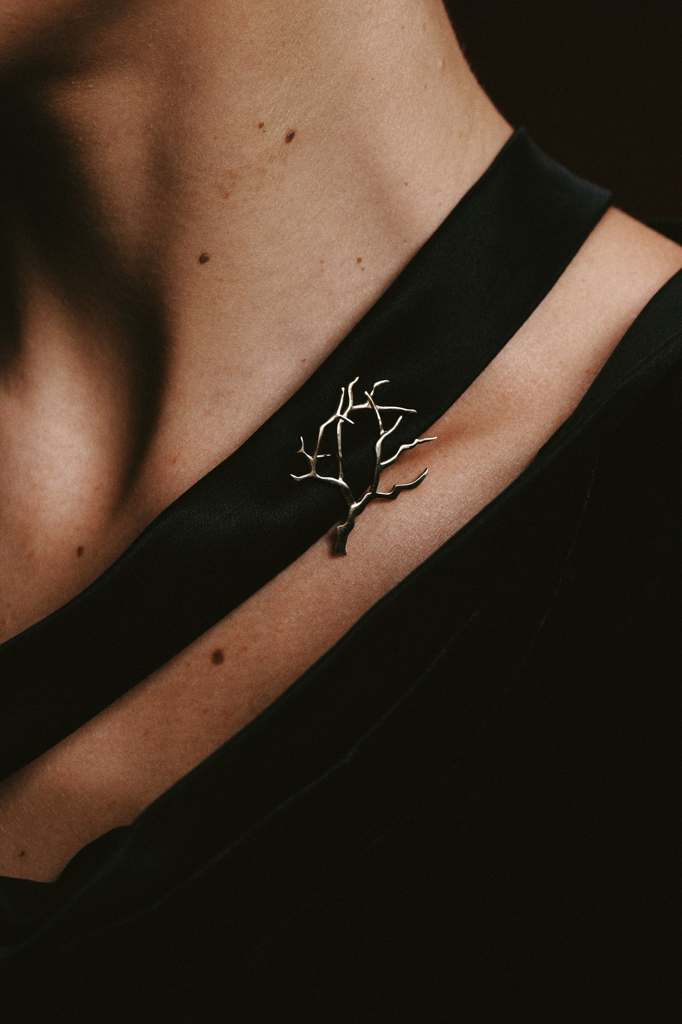 Broche Galho Abigail Roiz - foto de estudio lookbook Minas Gerais