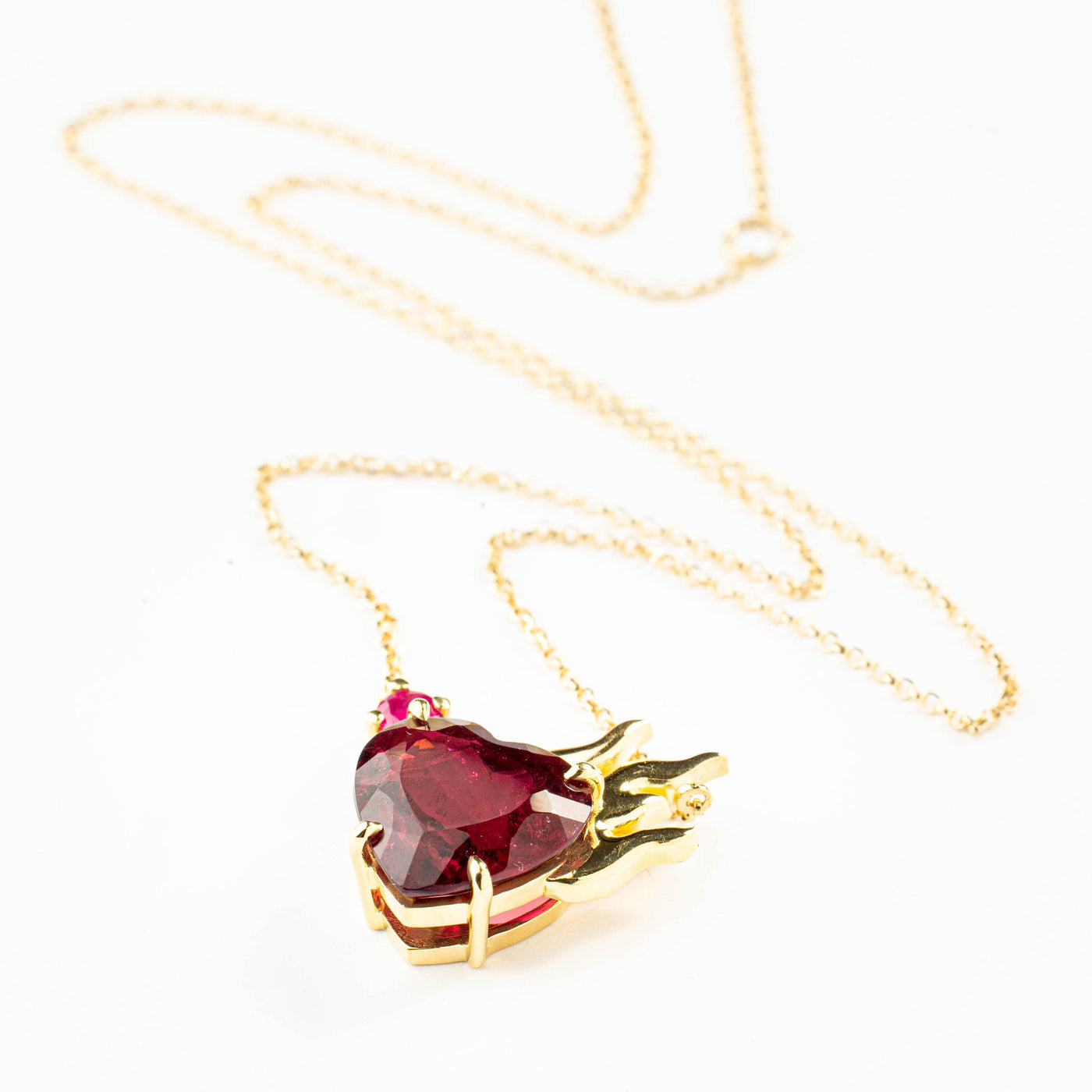 Colar Coração em Chamas em ouro amarelo 18k com Rubelita - detalhe do pingente